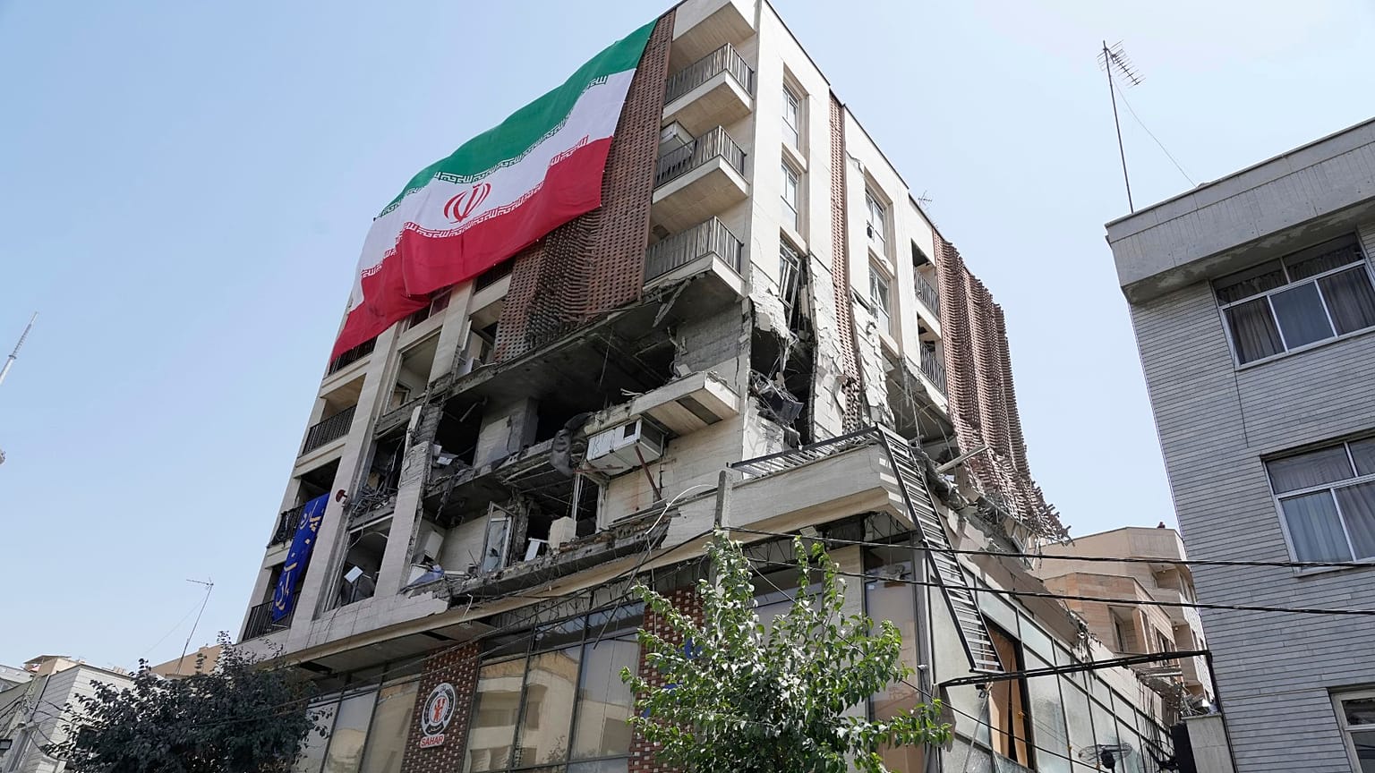 علم إيراني على مبنى في طهران بعد هجوم إسرائيلي