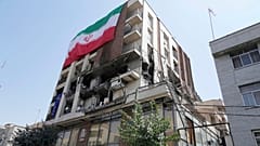 Una bandera iraní en un edificio de Teherán tras un ataque israelí