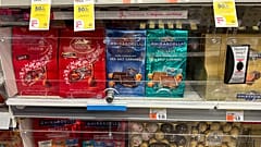 Süßigkeiten hinter einer verschlossenen Schutzfolie zum Verkauf in einem Duane Reade Convenience Store in New Yorker, Manhattan, Mittwoch, 31. Januar 2024.