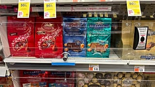 Des bonbons derrière un film protecteur scellé, en vente dans un dépanneur Duane Reade à New York, Manhattan, mercredi 31 janvier 2024.