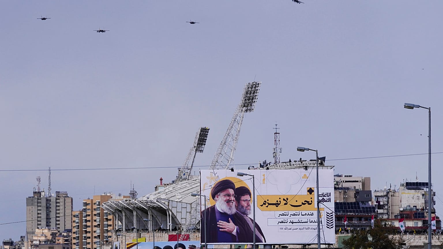 طائرات مقاتلة إسرائيلية تحلق فوق المدينة خلال جنازة قادة حزب الله السابقين في لبنان ، حسن نصر الله وابن عمه وخليفته هاشم صفي الدين ، في بيروت ، لبنان ، ، فبراير. 23, 2025