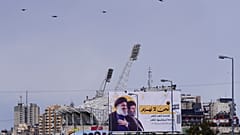 طائرات مقاتلة إسرائيلية تحلق فوق المدينة خلال جنازة قادة حزب الله السابقين في لبنان ، حسن نصر الله وابن عمه وخليفته هاشم صفي الدين ، في بيروت ، لبنان ، ، فبراير. 23, 2025