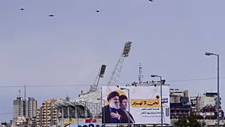 طائرات مقاتلة إسرائيلية تحلق فوق المدينة خلال جنازة قادة حزب الله السابقين في لبنان ، حسن نصر الله وابن عمه وخليفته هاشم صفي الدين ، في بيروت ، لبنان ، ، فبراير. 23, 2025