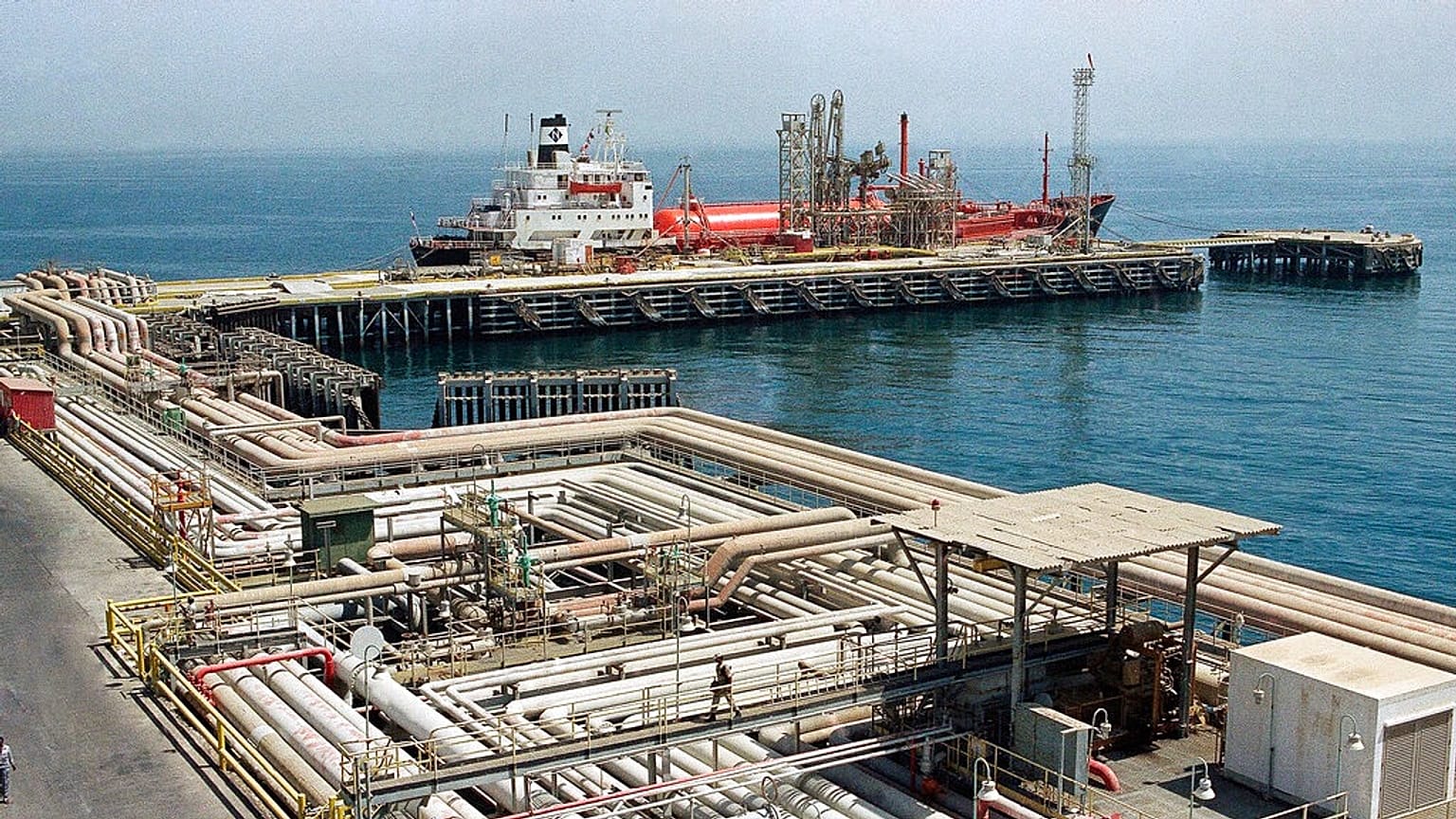 أنابيب نفط في منشأة أرامكو في محافظة رأس تنورة، السعودية، في 25 سبتمبر 1990.