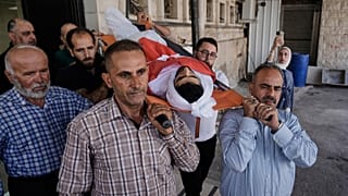  مشيعون يحملون جثمان معين أصفر في مستشفى نابلس، بعد مقتله في مواجهات مع مستوطنين إسرائيليين في بلدة عقربا، الأحد 3 آب 2025. 