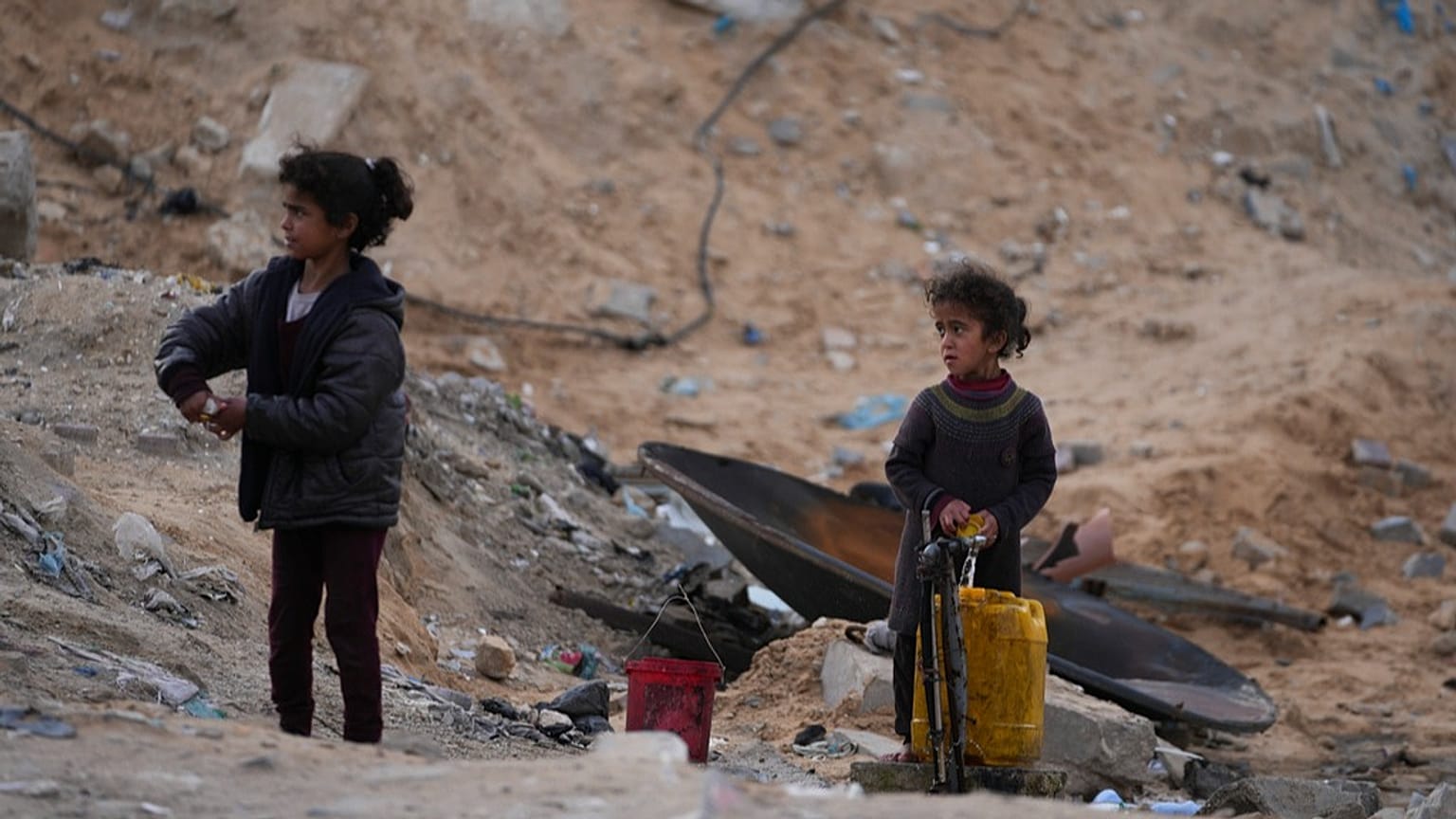 فتاتان نازحتان من غزة داخل مدرسة للأونروا تُستخدم كمأوى، في 9 آذار 2025.