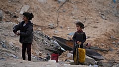 فتاتان نازحتان من غزة داخل مدرسة للأونروا تُستخدم كمأوى، في 9 آذار 2025.