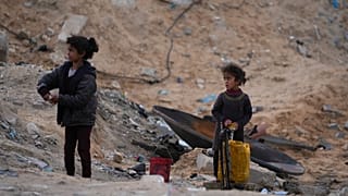 فتاتان نازحتان من غزة داخل مدرسة للأونروا تُستخدم كمأوى، في 9 آذار 2025.