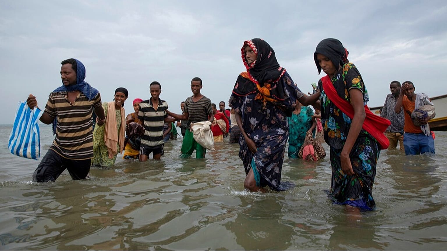 ARQUIVO - Nesta fotografia de arquivo de 26 de julho de 2019, migrantes etíopes desembarcam de um barco nas margens de Ras al-Ara, Lahj, Iémen