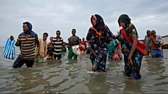 ARQUIVO - Nesta fotografia de arquivo de 26 de julho de 2019, migrantes etíopes desembarcam de um barco nas margens de Ras al-Ara, Lahj, Iémen