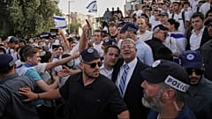 Umgeben von Sicherheitskräften nimmt Israels rechtsextremer Minister für nationale Sicherheit, Itamar Ben-Gvir (Mitte), an einem Marsch zum Jerusalem-Tag teil, Montag, 26. Mai 2025