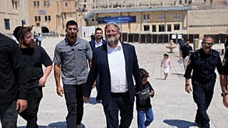 El ministro de Seguridad Nacional de Israel, Itamar Ben-Gvir (al centro) se aproxima a la entrada del lugar sagrado más sensible de Jerusalén, el 13 de agosto de 2024.