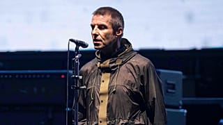 Halálba zuhant egy férfi az Oasis koncertjén a londoni Wembley Stadionban - Képeken: Liam Gallagher