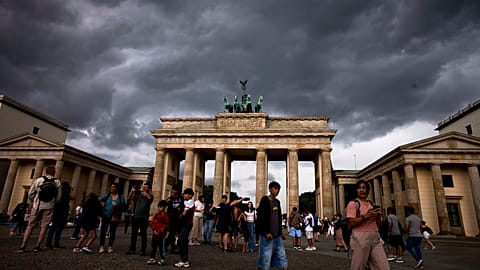 ФОТО: Люди посещают Бранденбургские ворота в Берлине, Германия, вторник, 15 июля 2025 года.