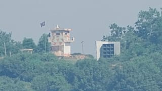 Un posto di guardia militare nordcoreano, a sinistra, e un altoparlante visti da Paju, in Corea del Sud, vicino al confine, il 12 giugno 2025