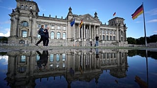 Nach langwierigen Bauarbeiten vor dem deutschen Parlament ist das Reichstagsgebäude in Berlin, Deutschland, am Dienstag, dem 29. Juli 2025, wieder frei einsehbar. (AP Photo/Mi
