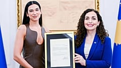 Dua Lipa erhält kosovarische Staatsbürgerschaft - im Bild mit Präsidentin Vjosa Osmani