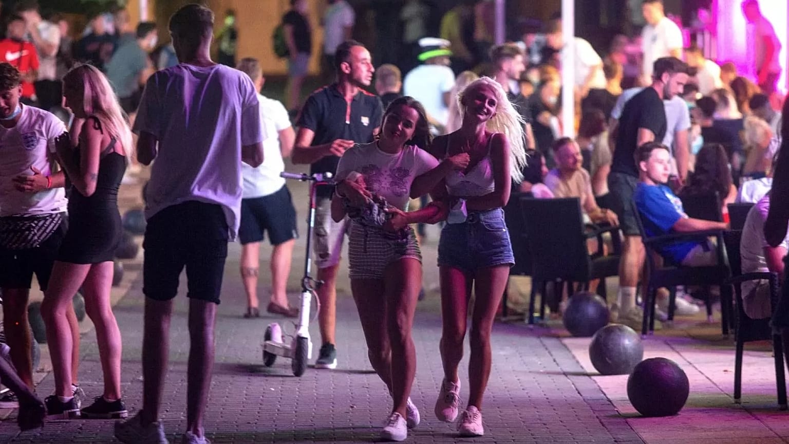 Turistas pasean en la localidad turística de Magaluf, en la isla balear española de Mallorca, España, en la mañana del jueves 16 de julio de 2020. 