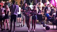 Turistas passeiam na estância de Magaluf, na ilha balear espanhola de Maiorca, em Espanha, na manhã de quinta-feira, 16 de julho de 2020. 