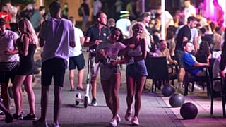 Turisti passeggiano nella località di Magaluf, sull'isola spagnola delle Baleari di Maiorca, in Spagna, giovedì mattina 16 luglio 2020.