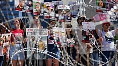 Familien von Geiseln protestieren auf dem Geiselplatz in Tel Aviv, Israel, am 2. August 2025 und fordern ihre Freilassung aus der Gefangenschaft der Hamas im Gaza-Streifen.