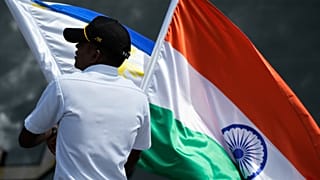 Uma tripulação coloca as bandeiras nacionais das Filipinas e da Índia enquanto o navio de pesquisa INS Sandhayak da Marinha indiana atraca no porto de Manila, Filipinas, na sexta-feira, 1 de agosto de 2025.