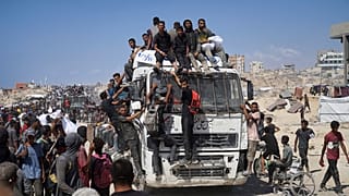 قافلة مساعدات إنسانية كانت في طريقها إلى مدينة غزة، في أطراف بلدة بيت لاهيا شمال قطاع غزة، يوم الجمعة 1 آب/أغسطس 2025