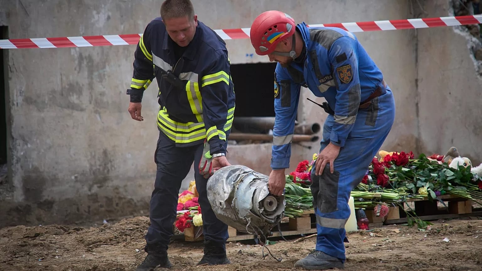 ARQUIVO: Os investigadores transportam um fragmento do míssil russo que atingiu uma casa residencial de vários andares na quinta-feira à noite, em Kiev, a 1 de agosto de 2025