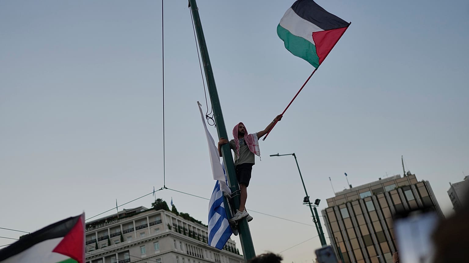 متظاهر يلوح بعلم فلسطيني خلال مظاهرة ضد الحرب في قطاع غزة، خارج البرلمان اليوناني في وسط أثينا، الخميس 24 يوليو/تموز 2025. 