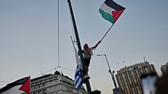 متظاهر يلوح بعلم فلسطيني خلال مظاهرة ضد الحرب في قطاع غزة، خارج البرلمان اليوناني في وسط أثينا، الخميس 24 يوليو/تموز 2025. 