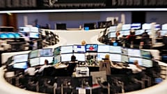 Η καμπύλη του γερμανικού χρηματιστηριακού δείκτη DAX, επάνω, εμφανίζεται σε πίνακα στο χρηματιστήριο της Φρανκφούρτης, Γερμανία. 29 Ιουνίου 2015.