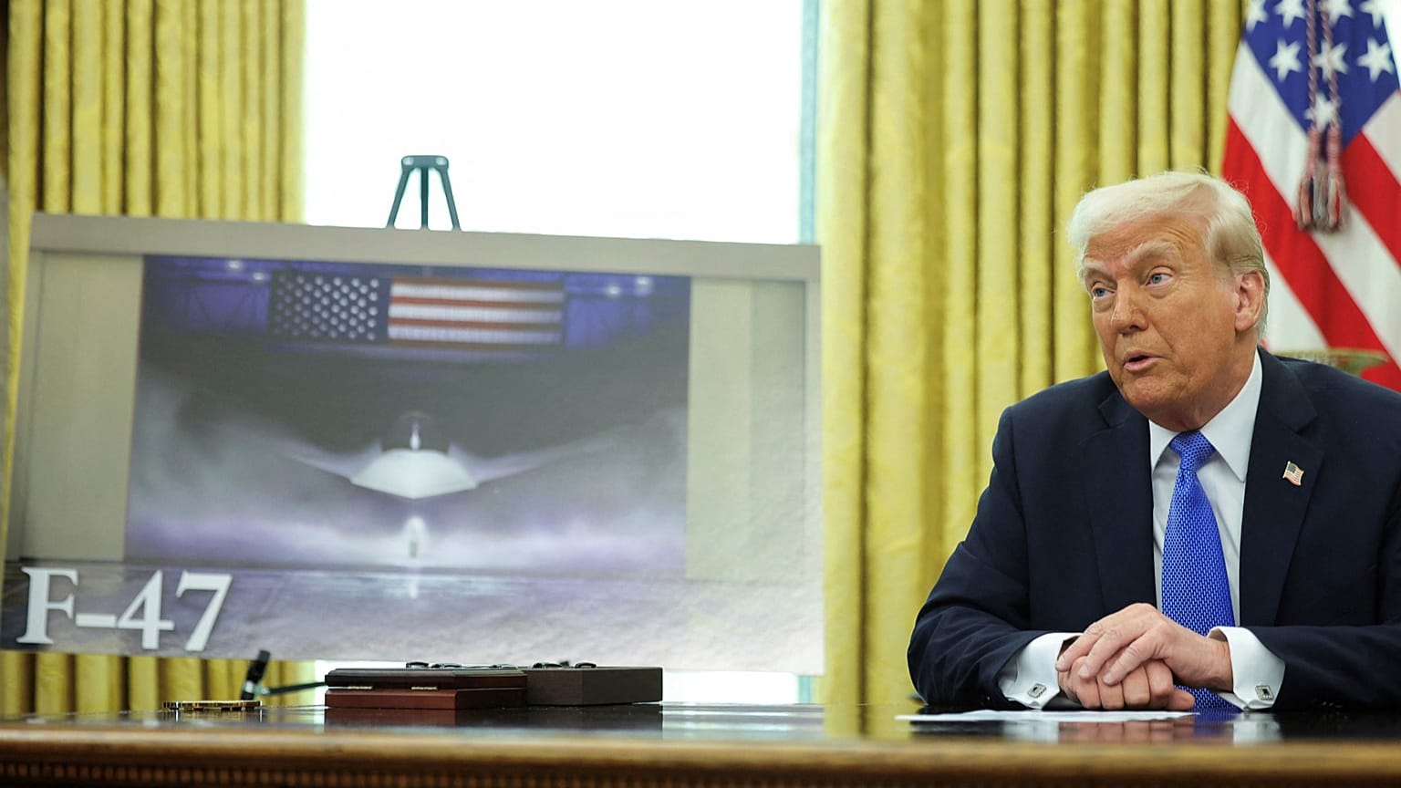 Başkan Donald Trump, Mart 2025'te Beyaz Saray Oval Ofis'te düzenlenen bir etkinlik sırasında F-47 altıncı nesil savaş uçağının görüntüsü gösterilirken konuşuyor.