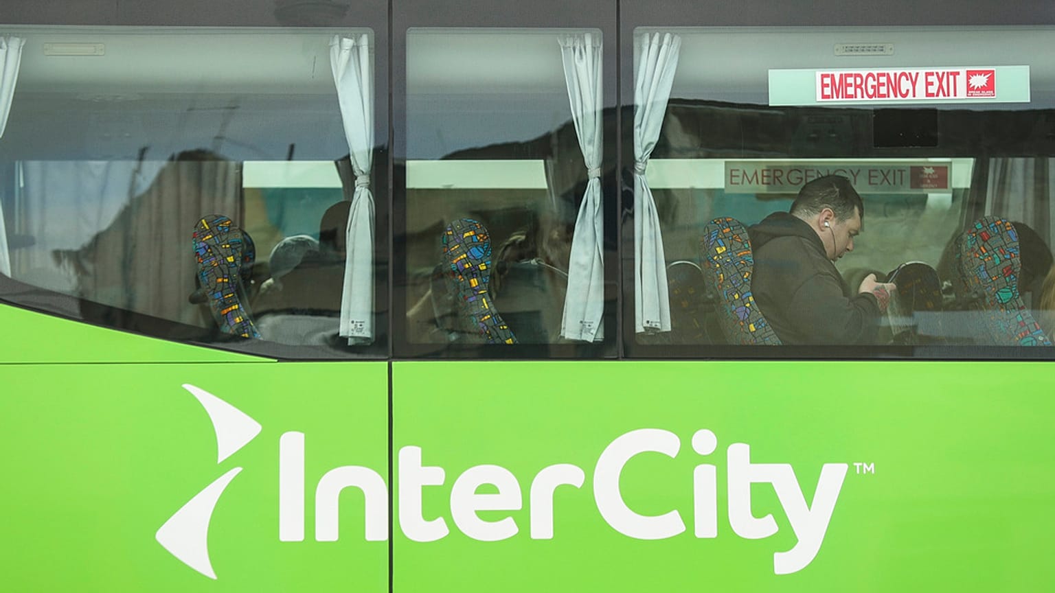 Ein Intercity-Bus bereitet sich auf die Abfahrt von Timaru, Neuseeland, am 14. Oktober 2022 vor.