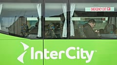 Ein Intercity-Bus bereitet sich auf die Abfahrt von Timaru, Neuseeland, am 14. Oktober 2022 vor.