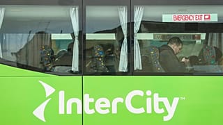 Un autobús interurbano se prepara para partir de Timaru, Nueva Zelanda, el 14 de octubre de 2022.