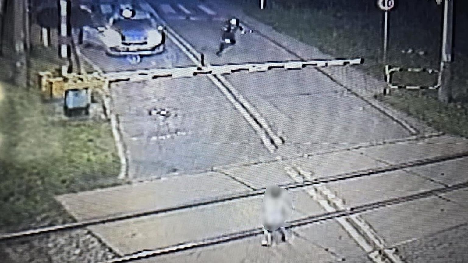 Operação de salvamento dramática em Mikołów. sul da Polónia. Os agentes da polícia resgataram, à última hora, uma criança de 6 anos dos carris do comboio.