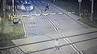 Dramática operación de rescate en Mikołów. sur de Polonia. Agentes de policía rescatan en el último momento a un niño de 6 años de las vías del tren.