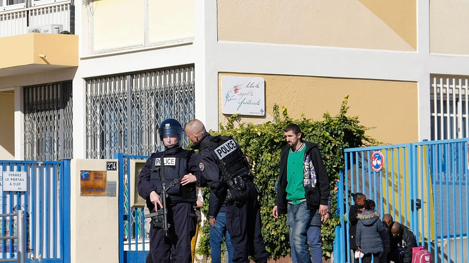 Des policiers contrôlent l'entrée d'une école maternelle à l'extérieur de la cité Castellane à Marseille, le 9 février 2015.