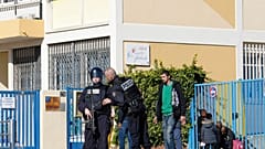 Agentes da polícia controlam a entrada de uma escola pré-primária nos arredores do projeto habitacional Castellane, em Marselha, a 9 de fevereiro de 2015.