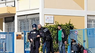 Agentes da polícia controlam a entrada de uma escola pré-primária nos arredores do projeto habitacional Castellane, em Marselha, a 9 de fevereiro de 2015.