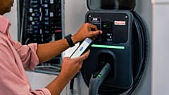 Strumenti intelligenti utilizzati per ricaricare un veicolo elettronico.