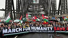 Tausende Demonstranten marschieren über die Sydney Harbour Bridge während des Marschs für Menschlichkeit der Palestine Action Group in Sydney am Sonntag, den dritten August 2025.