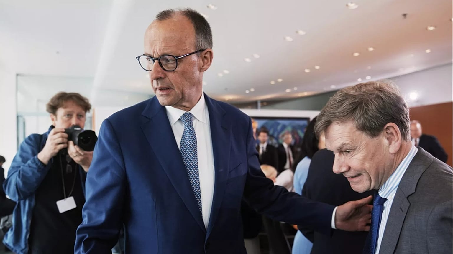 In CDU und CSU sind große Teile nicht glücklich mit der neuen Gaza-Politik von Friedrich Merz (CDU).