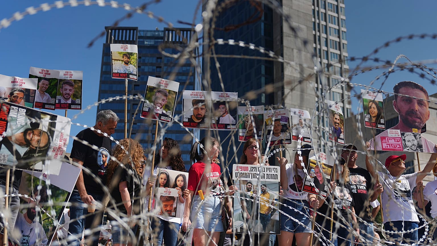عائلات الرهائن يحتجون مطالبين بالإفراج عن أسرى حماس في قطاع غزة، في ساحة الرهائن في تل أبيب، السبت 2 أغسطس/آب 2025. 