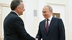 Der russische Präsident Wladimir Putin, rechts, und der US-Sondergesandte Steve Witkoff vor ihren Gesprächen im Kreml in Moskau am 25. April 2025