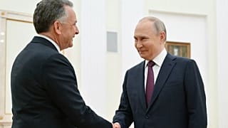 Vladímir Putin y el enviado especial estadounidense, Steve Witkoff, se saludan antes de sus negociaciones en el Kremlin en Moscú, Rusia, el 25 de abril de 2025.