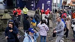 Mitglieder der Öffentlichkeit werden vom Edinburgh Castle abgewiesen, da die Anlage wegen starker Winde in Schottland für Besucher geschlossen ist, 4. August 2025