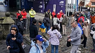 Mitglieder der Öffentlichkeit werden vom Edinburgh Castle abgewiesen, da die Anlage wegen starker Winde in Schottland für Besucher geschlossen ist, 4. August 2025