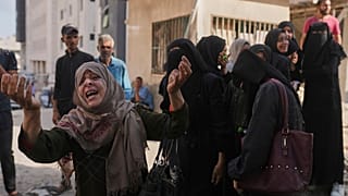نساء فلسطينيات ينتحبن خلال جنازة أفراد من عائلتهن، مدينة غزة، يوم الاثنين 4 أغسطس/آب 2025.