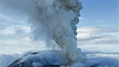 Esta fotografia tirada de um vídeo por Artem Sheldr mostra uma vista aérea da erupção do vulcão Krasheninnikov da cintura vulcânica oriental.